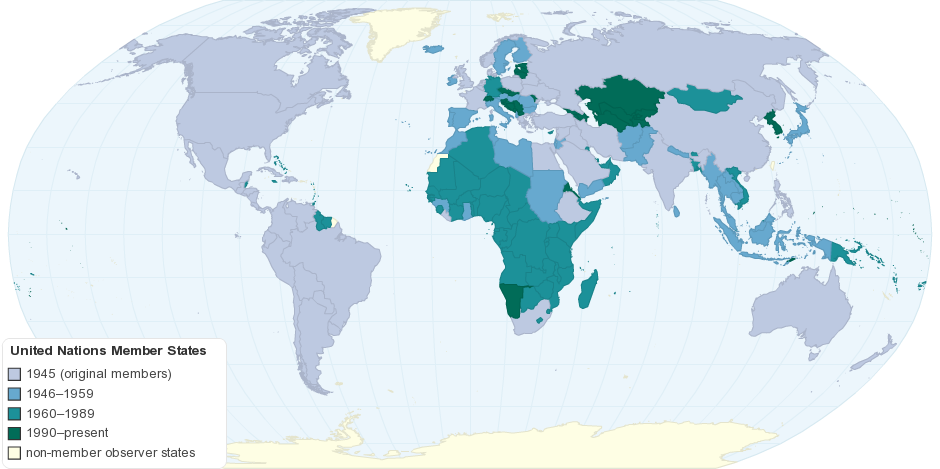 A map of the world in which the oceans are light blue, the countries that joined the United Nations in 1945 are gray, the countries that joined from 1946-1959 are teal blue, the countries that joined from 1960-1989 are green, the countries that joined between 1990 and 2020 are dark green and the non-member observer countries are white.